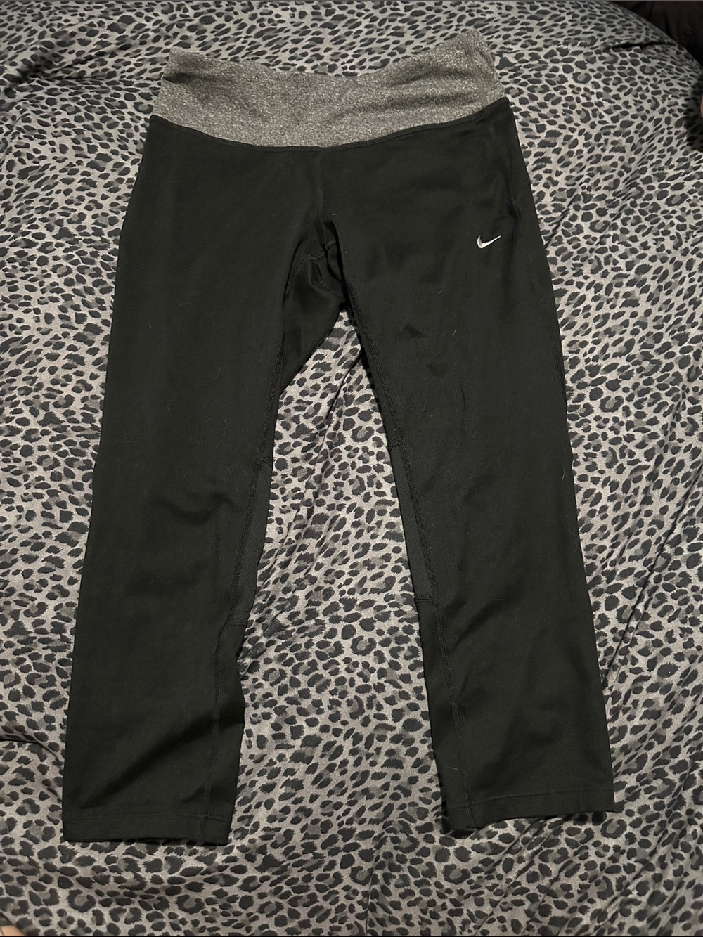 Nike Women’s Black workout capri leggings with Silver Waistband